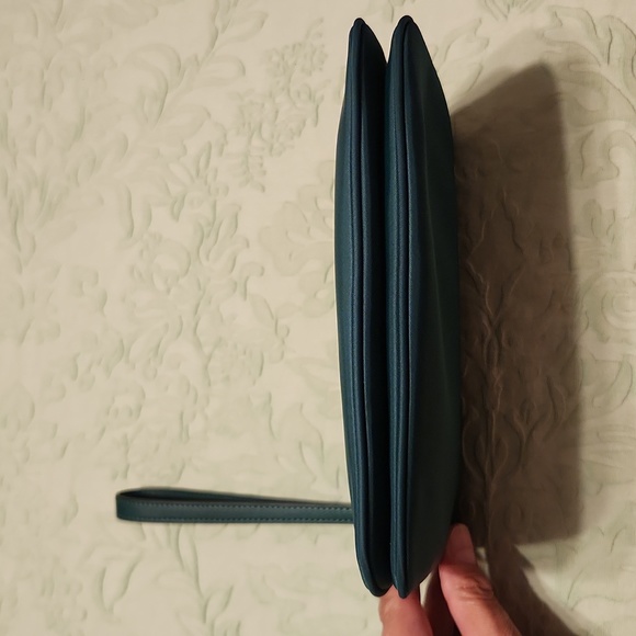 Kate Spade New York Chelsea Medium Wristlet Pouch in Dark Green - Picture 4 of 8